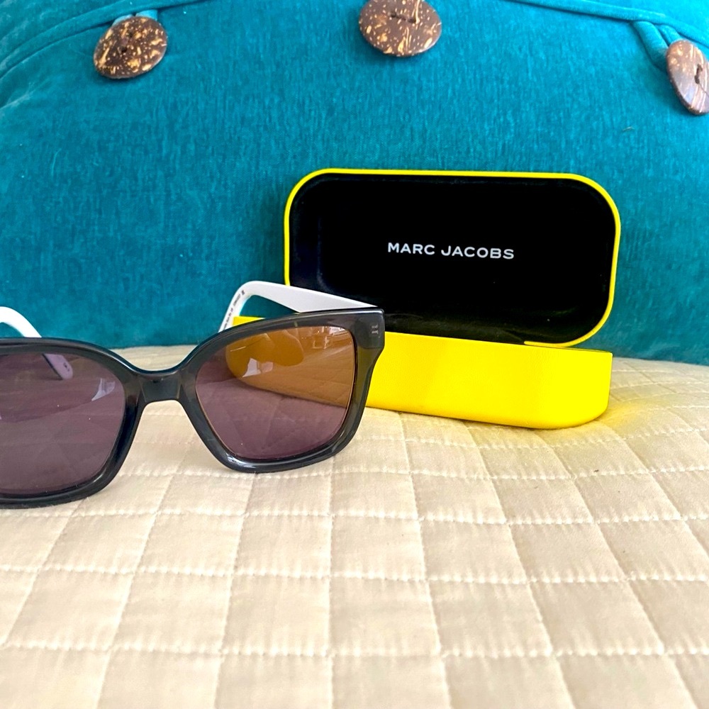 Marc Jacobs Sunglasses with Turquoise & White Handles with original yellow case